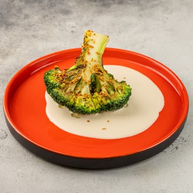 Стейк из брокколи с кокосовым терияки соусом и кимчи кунжутом