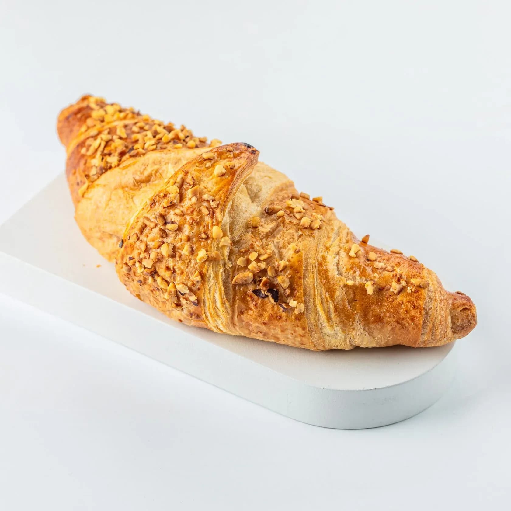 Круассан с шоколадом и лесными орехами