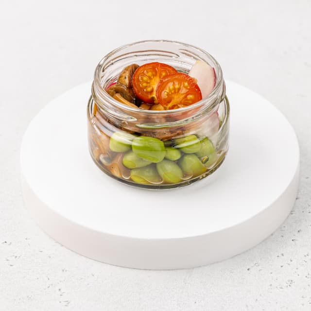 Эдамаме с редисом, маринованным шампиньоном и черри