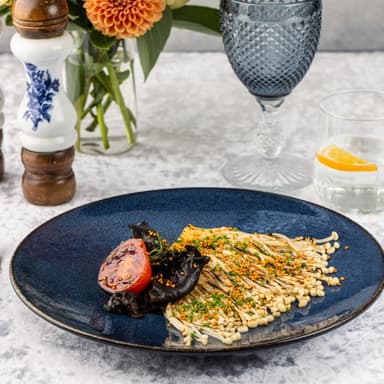 Эноки стейк с карамельным томатом, кокосово-перечным соусом и кимчи кунжутом