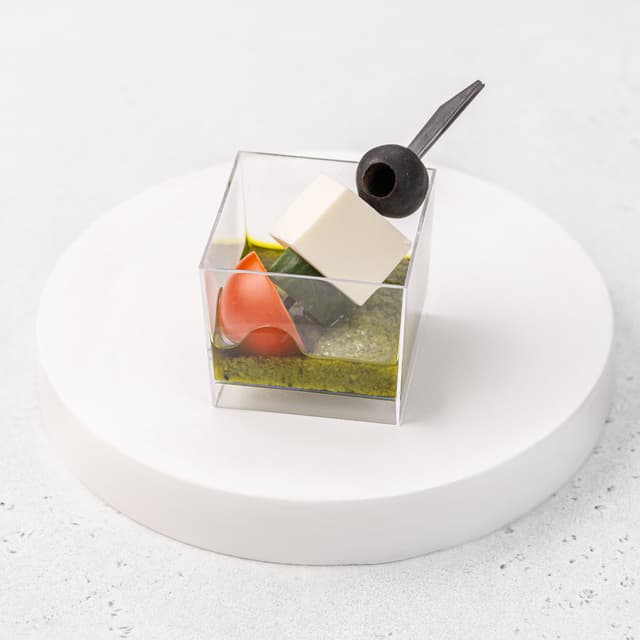 Фета, огурец, маслина, черри и соус песто