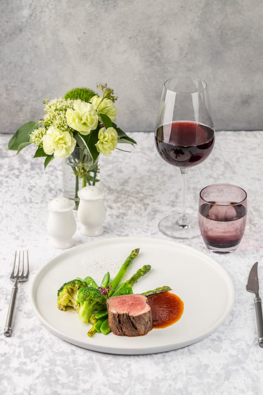 Стейк из вырезки со спаржей, брокколи, стручковым горошком и медовым демигласом