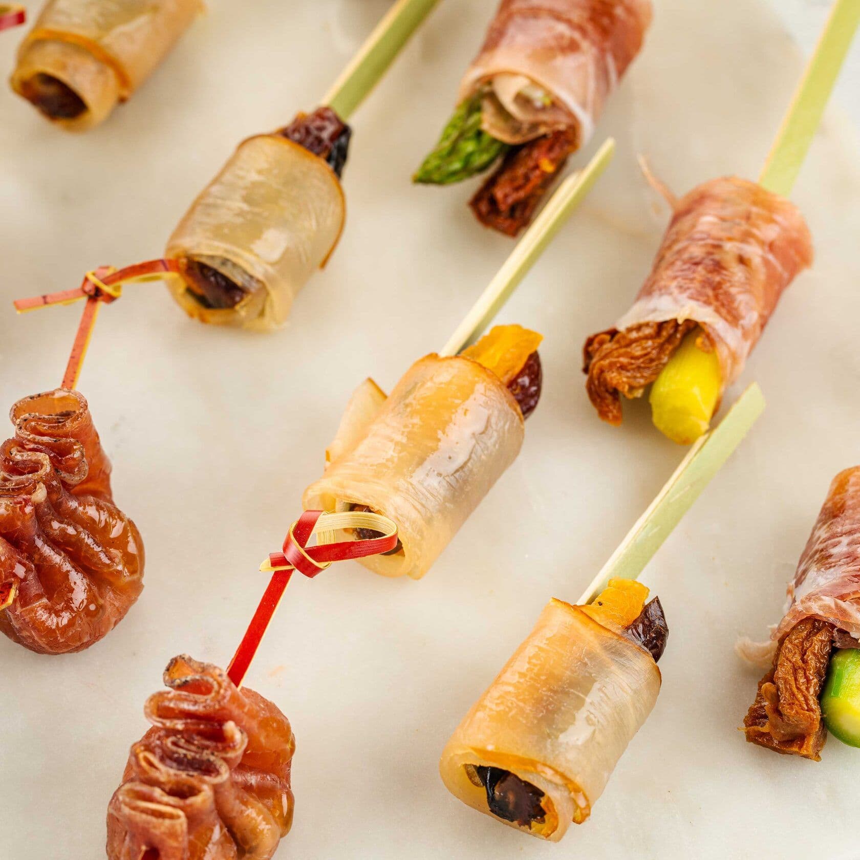 Сет летних закусок с малиной и брезаолой