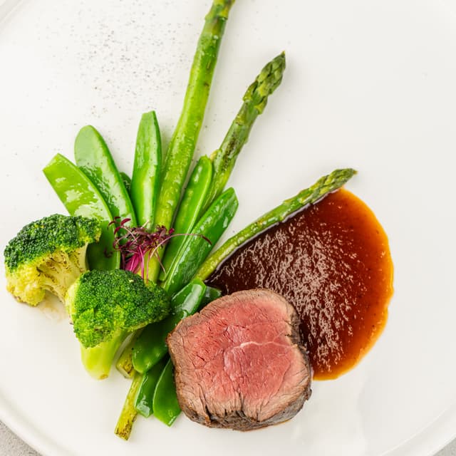 Стейк из вырезки со спаржей, брокколи, стручковым горошком и медовым демигласом