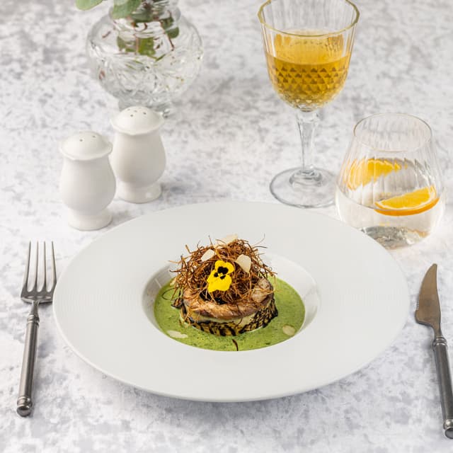 Скумбрия с баклажаном цукини и шпинатным соусом 