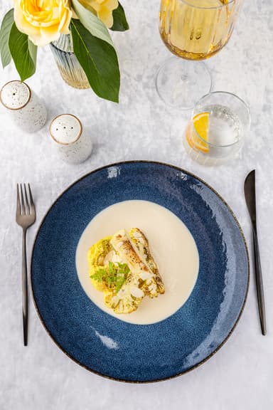 Стейк из цветной капусты с кокосовым соусом и миндальными лепестками