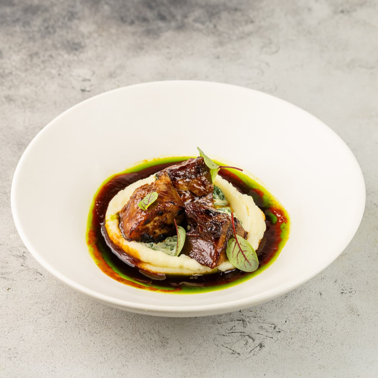 Говяжий язык с картофельным муссом, сливочным шпинатом и трюфельным соусом