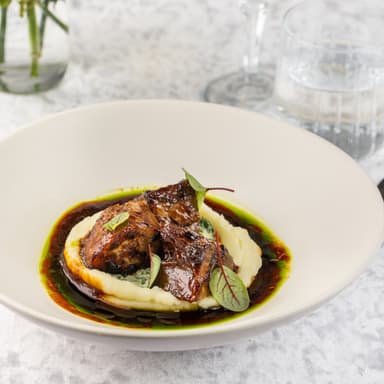 Говяжий язык с картофельным муссом, сливочным шпинатом и трюфельным соусом