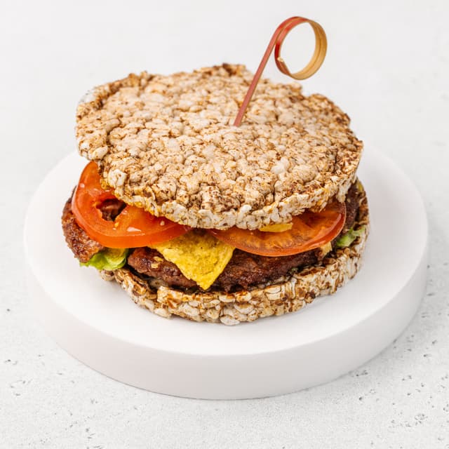 Бургер на хлебцах, с растительной котлетой, хумусом и томатом