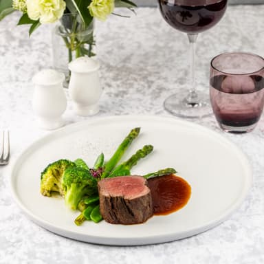 Стейк из вырезки со спаржей, брокколи, стручковым горошком и медовым демигласом