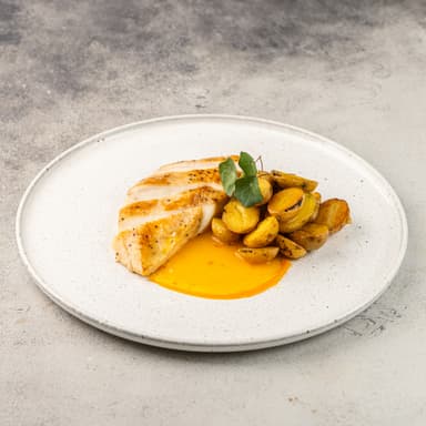Стейк из куриной грудки с бейби картофелем в апельсиновом соусе