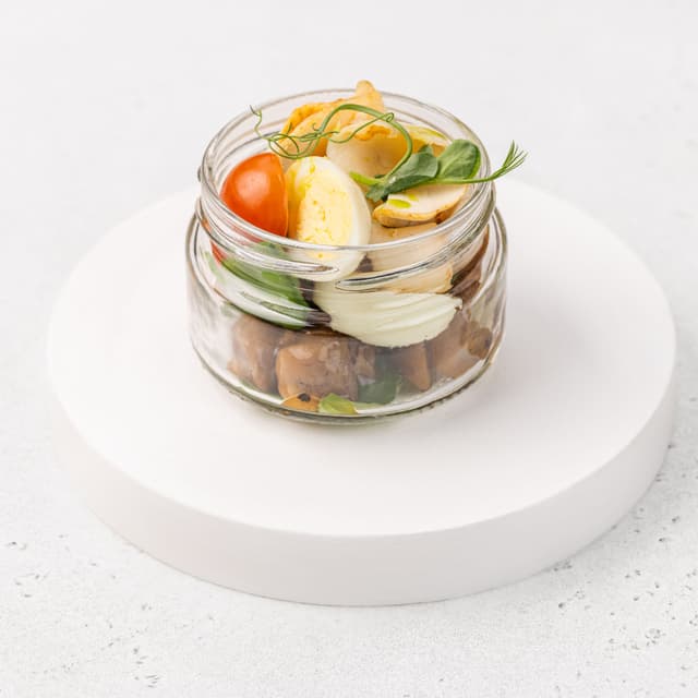 Салат с куриным филе, яйцом, шампиньонами, черри, горошком