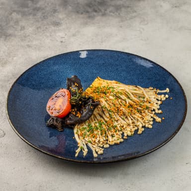 Эноки стейк с карамельным томатом, кокосово-перечным соусом и кимчи кунжутом