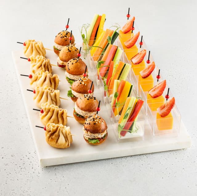 Кубик сыра чеддер со свежей клубникой