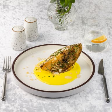 Стейк из белокочаной капусты с кокосово-лимонным соусом и лепестками миндаля 