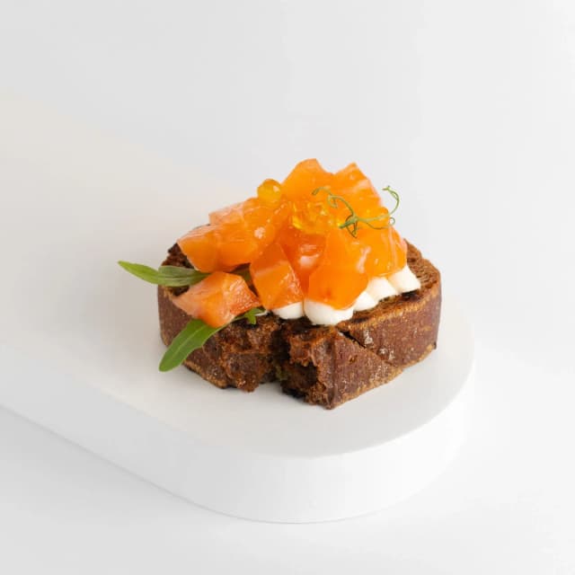 Брускетта с лососем