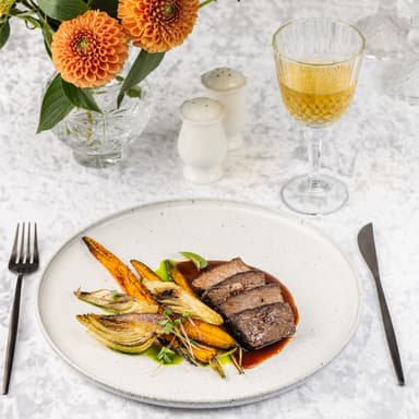 Брискет длительно томления с печеным фенхелем, морковью и медовым демигласом