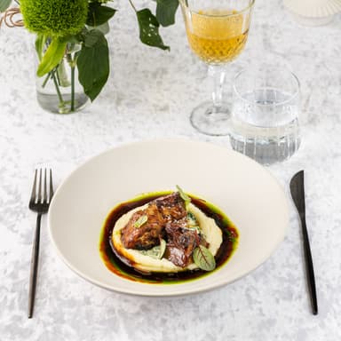 Говяжий язык с картофельным муссом, сливочным шпинатом и трюфельным соусом