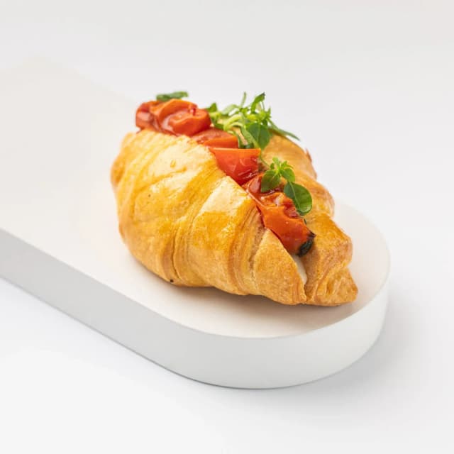 Круассан с козьим сыром и томатами конфи