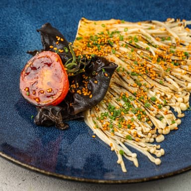 Эноки стейк с карамельным томатом, кокосово-перечным соусом и кимчи кунжутом