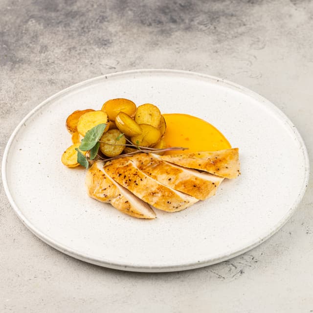 Стейк из куриной грудки с бейби картофелем в апельсиновом соусе
