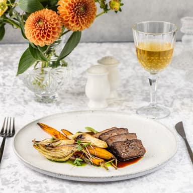 Брискет длительно томления с печеным фенхелем, морковью и медовым демигласом