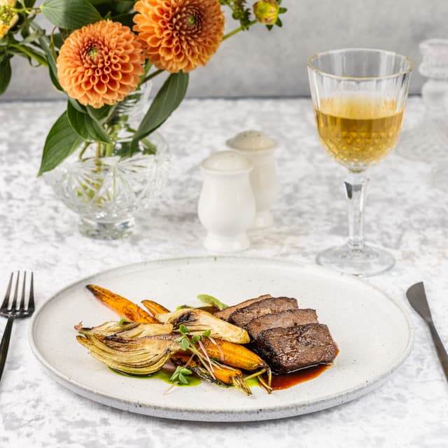 Брискет длительно томления с печеным фенхелем, морковью и медовым демигласом