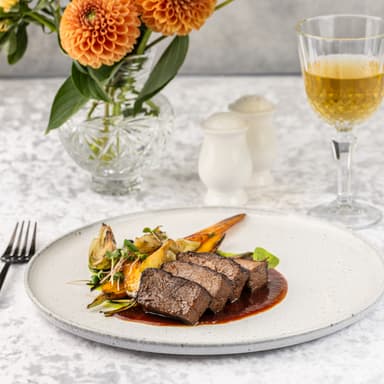 Брискет длительно томления с печеным фенхелем, морковью и медовым демигласом