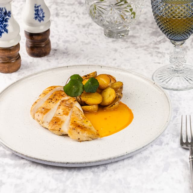 Стейк из куриной грудки с бейби картофелем в апельсиновом соусе