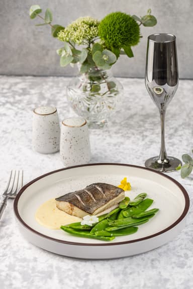 Угольная треска со стручковым горошком в сливочно-цитрусовым соусе