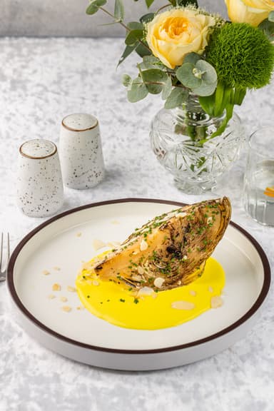 Стейк из белокочаной капусты с кокосово-лимонным соусом и лепестками миндаля 