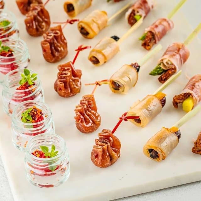 Сет летних закусок с малиной и брезаолой