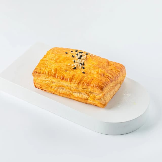 Пирожок слоеный с курицей и сыром дор блю