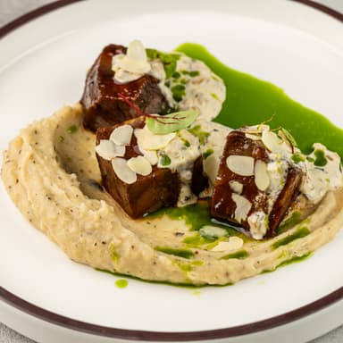 Говяжьи щечки с картофельно-трюфельным муссом, грибным соусом и зеленым маслом 