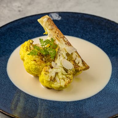 Стейк из цветной капусты с кокосовым соусом и миндальными лепестками