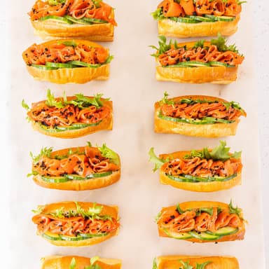 Мини хот-дог с лососем