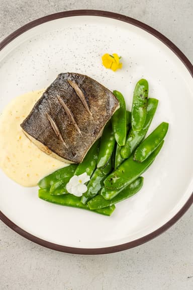 Угольная треска со стручковым горошком в сливочно-цитрусовым соусе