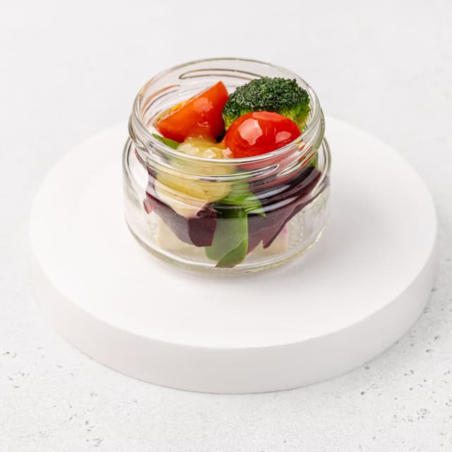 Свекла с тофу, зеленью, черносливом, горошком, и брокколи