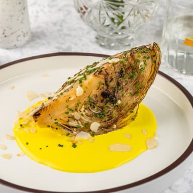 Стейк из белокочаной капусты с кокосово-лимонным соусом и лепестками миндаля 