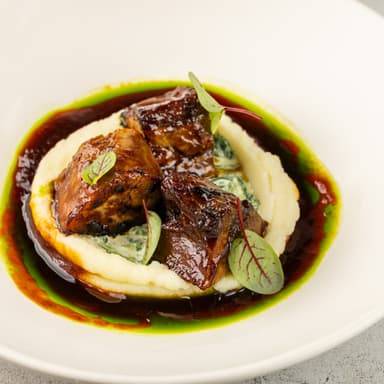 Говяжий язык с картофельным муссом, сливочным шпинатом и трюфельным соусом