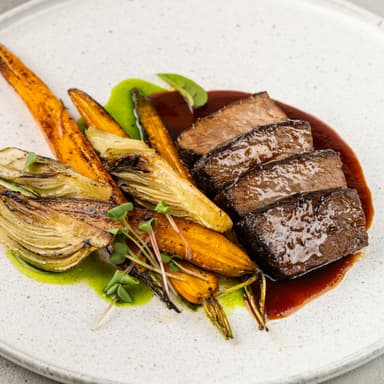Брискет длительно томления с печеным фенхелем, морковью и медовым демигласом
