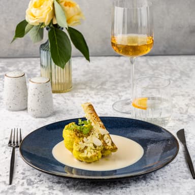 Стейк из цветной капусты с кокосовым соусом и миндальными лепестками