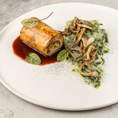 Рулет из куриного филе с вешенками, картофелем, шпинатом и соусом демиглас 