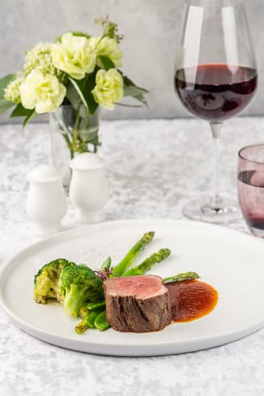 Стейк из вырезки со спаржей, брокколи, стручковым горошком и медовым демигласом