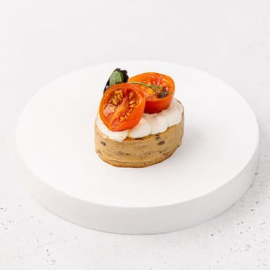 Брускетта с томатами конфи, брынзой и черносливом