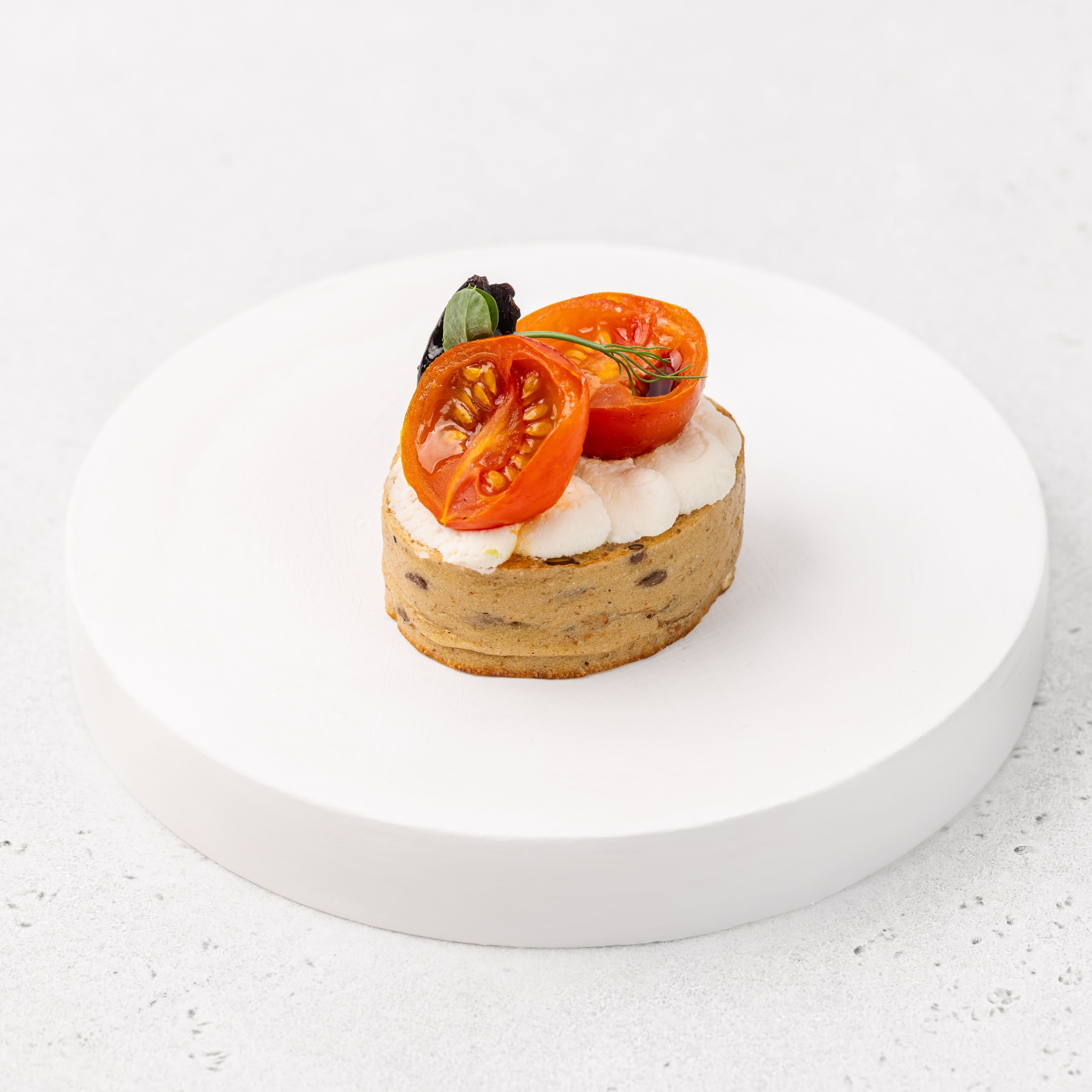 Брускетта с томатами конфи, брынзой и черносливом