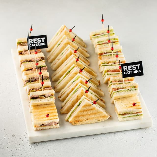 Сэндвич со слабосоленым лососем и хрустящим салатом