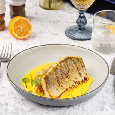 Судак на подушке из фенхеля, моркови и базилика со сливочно-цитрусовым с соусом 