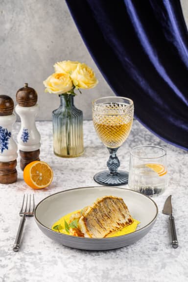 Судак на подушке из фенхеля, моркови и базилика со сливочно-цитрусовым с соусом 