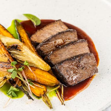 Брискет длительно томления с печеным фенхелем, морковью и медовым демигласом